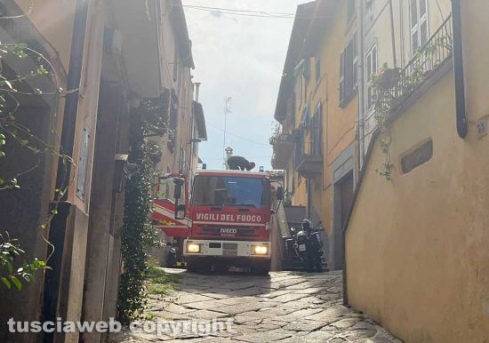 Viterbo - Vigili del fuoco in via della Morra