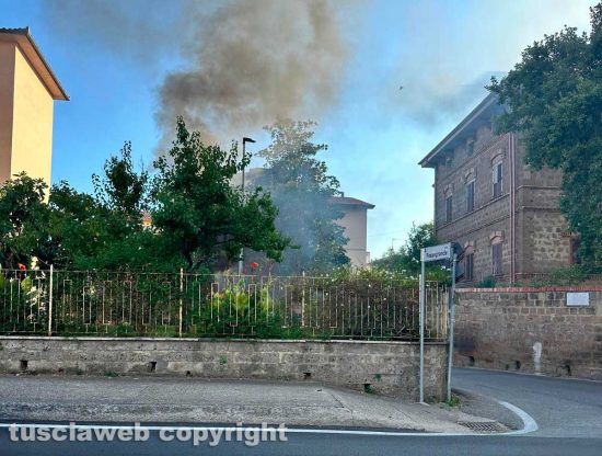 Vetralla - Limousine in fiamme in via del Fosso Grande - Il fumo visibile dalla strada