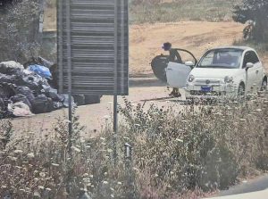 Santa Marinella - Persone che gettano rifiuti