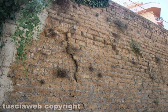 Viterbo - Chiuso il parcheggio in via Genova - Crepa sul muro