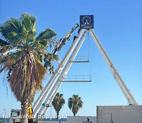Civitavecchia - Iniziato il montaggio della nuova ruota panoramica alla Marina
