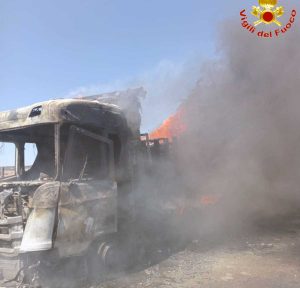 Cerveteri - Camion a fuoco, in fiamme anche due auto