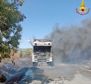 Cerveteri - Camion a fuoco, in fiamme anche due auto