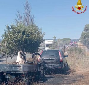 Cerveteri - Camion a fuoco, in fiamme anche due auto