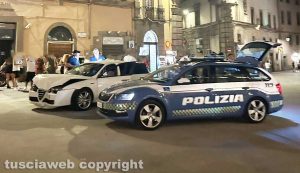 Viterbo - Auto impazzita semina il terrore nel centro storico e viene bloccata a piazza del Comune