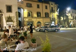 Viterbo - Auto impazzita semina il terrore nel centro storico e viene bloccata a piazza del Comune
