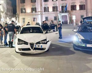 Viterbo - Auto impazzita semina il terrore nel centro storico e viene bloccata a piazza del Comune