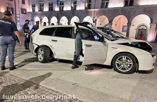 Viterbo - Auto impazzita semina il terrore nel centro storico e viene bloccata a piazza del Comune