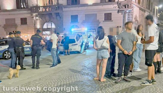 Viterbo - Auto impazzita semina il terrore nel centro storico e viene bloccata a piazza del Comune