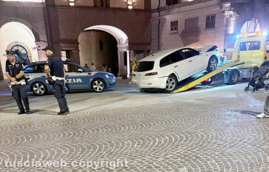 Viterbo - Auto impazzita semina il terrore nel centro storico e viene bloccata a piazza del Comune