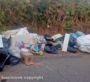 Viterbo - Rifiuti in strada Mezzogrosso