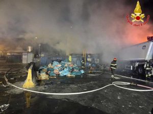 Civitavecchia - Rifiuti in fiamme al porto - Intervento dei vigili del fuoco