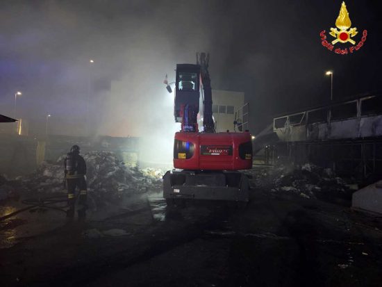 Civitavecchia - Rifiuti in fiamme al porto - Intervento dei vigili del fuoco