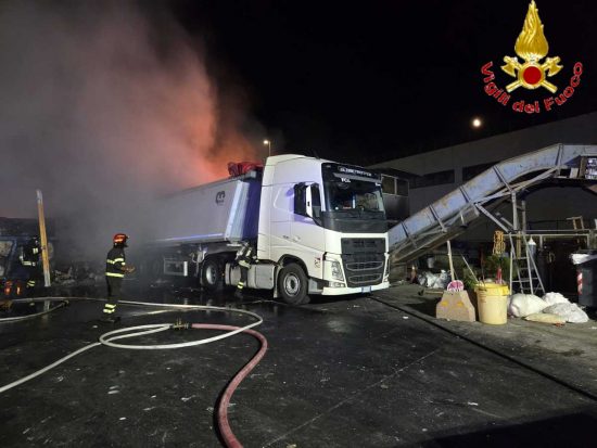 Civitavecchia - Rifiuti in fiamme al porto - Intervento dei vigili del fuoco
