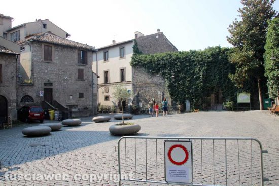Viterbo - Ferragosto -Piazza San Carluccio - Tre turisti