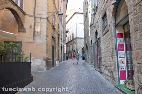 Viterbo - Ferragosto - Via San Lorenzo - Tre turisti