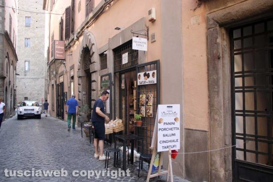 Viterbo - Ferragosto -Via San Lorenzo - Un negozio aperto