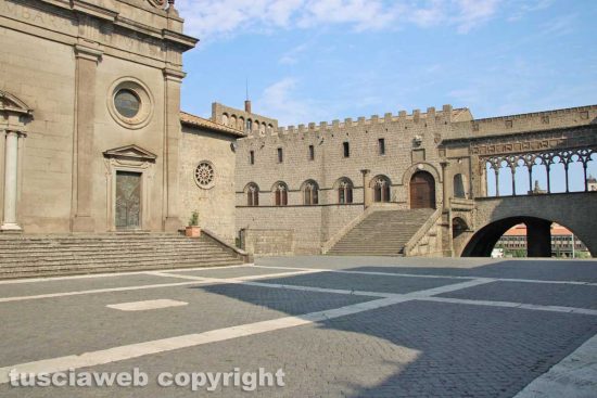 Viterbo - Ferragosto -Piazza San Lorenzo e il palazzo Papale