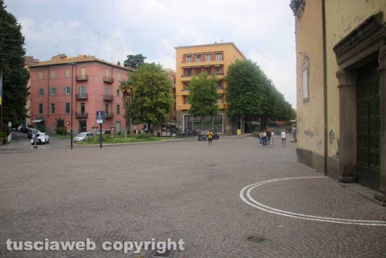 Viterbo - Ferragosto - Il "cauto risveglio" del Ferragosto nel pomeriggio - Piazza del Sacrario