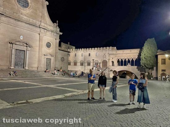 Viterbo - Ferragosto - Un po' di movida la sera - piazza San Lorenzo