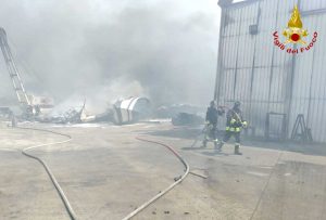 Un cantiere navale a fuoco a Fiumicino