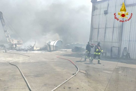 Un cantiere navale a fuoco a Fiumicino