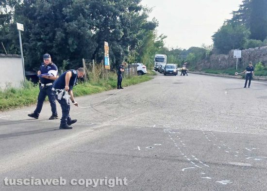 Viterbo - La polizia durante i rilievi dopo l'incidente