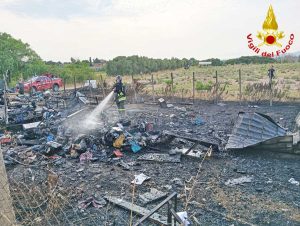 A fuoco una roulotte in via del Sasso a Cerveteri