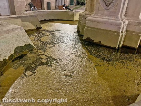 Viterbo - La fontana di piazza delle Erbe trasformata in acquitrino