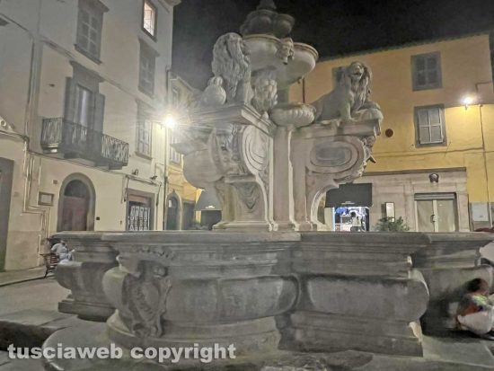 Viterbo - La fontana di piazza delle Erbe trasformata in acquitrino