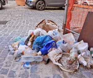 Civitavecchia - Rifiuti abbandonati a piazza Leandra
