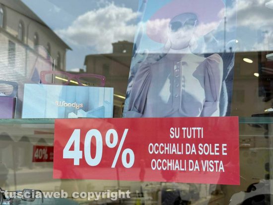 Viterbo - Centro storico - Chiude l'ottica Burla