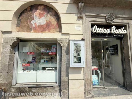 Viterbo - Centro storico - Chiude l'ottica Burla