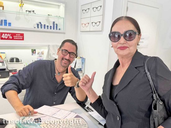 Massimo Burla nel suo negozio con una cliente