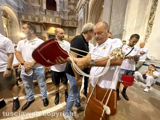 Santa Rosa - Viterbo - La prova generale dei facchini alla ex chiesa della Pace - La consegna dei ciuffi e delle spallette