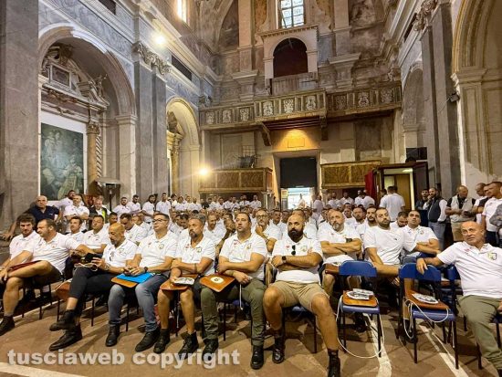 Santa Rosa - Viterbo - La prova generale dei facchini alla ex chiesa della Pace - La consegna dei ciuffi e delle spallette