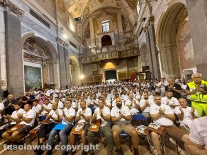 Santa Rosa - Viterbo - La prova generale dei facchini alla ex chiesa della Pace - La consegna dei ciuffi e delle spallette
