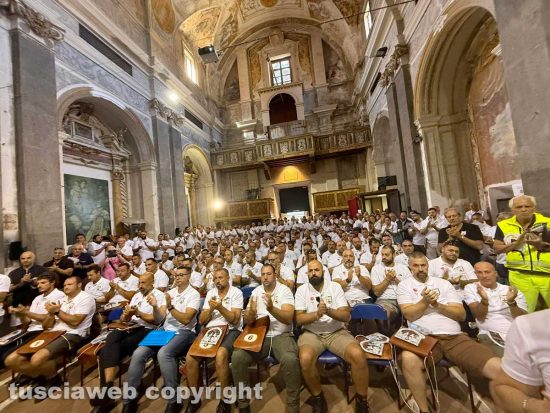 Santa Rosa - Viterbo - La prova generale dei facchini alla ex chiesa della Pace - La consegna dei ciuffi e delle spallette