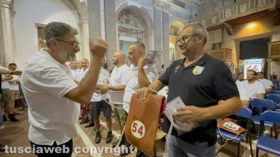 Santa Rosa - Viterbo - La prova generale dei facchini alla ex chiesa della Pace - La consegna dei ciuffi e delle spallette