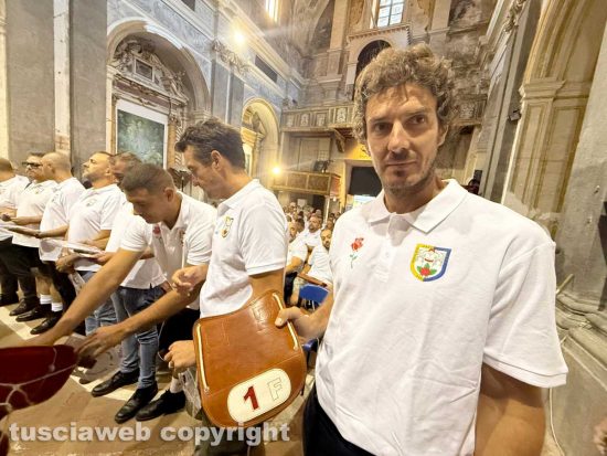 Santa Rosa - Viterbo - La prova generale dei facchini alla ex chiesa della Pace - La consegna dei ciuffi e delle spallette