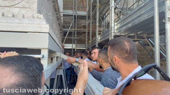 Macchina di Santa Rosa - La prova di inserimento delle stanghette aggiuntive