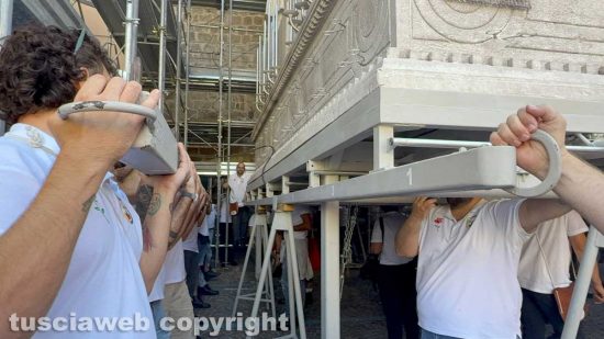 Macchina di Santa Rosa - La prova di inserimento delle stanghette aggiuntive