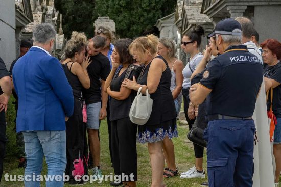 Il funerale di Maria Vittoria Rita e Marcello Montanaro - L'abbraccio di Aurora col fratello al cimitero