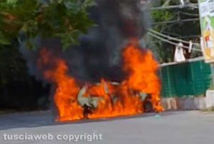 Civita Castellana - Auto avvolta dalle fiamme