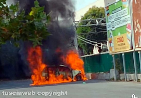 Civita Castellana - Auto avvolta dalle fiamme