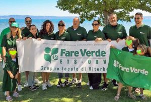 Capodimonte - L'eurodeputata Antonella Sberna con i volontari di Fare Verde