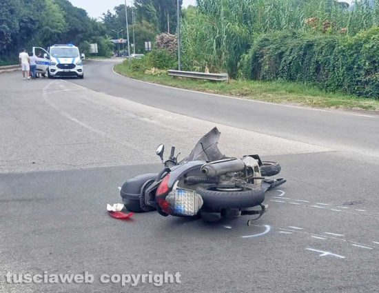 Viterbo - Incidente moto-auto, ferito il conducente dello scooter