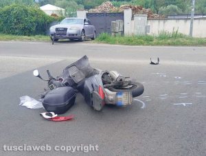Viterbo - Incidente moto-auto, ferito il conducente dello scooter