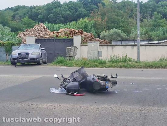 Viterbo - Incidente moto-auto, ferito il conducente dello scooter