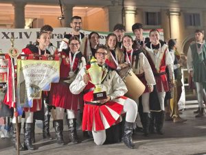 Sbandieratori dell'Associazione culturale Pilastro